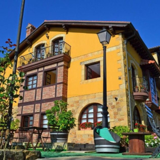 Escapada en Habitación Doble con Jacuzzi Integrado y Desayuno en Posada La Leyenda (Cantabria)