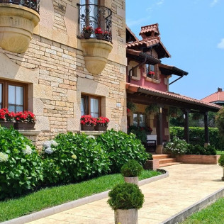 Escapada con Desayuno y Jacuzzi Exterior en Posada La Fábula (Santillana del Mar, Cantabria)