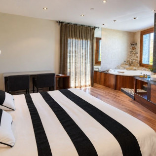 Escapada en Habitación con Bañera de Hidromasaje y Desayuno en Posada Guadalupe (Monroyo, Teruel)