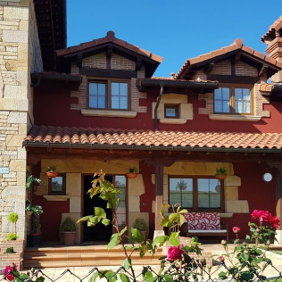 Escapada con Desayuno y Habitación con Jacuzzi Privado en Posada La Fábula (Santillana del Mar, Cantabria)