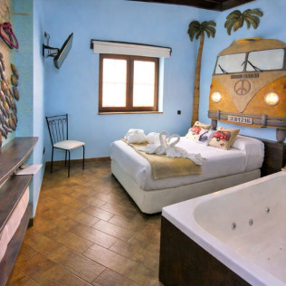 Escapada con Desayuno y Habitación con Jacuzzi Privado en Posada La Fábula (Santillana del Mar, Cantabria)