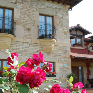 Escapada con Desayuno y Habitación con Jacuzzi Privado en Posada La Fábula (Santillana del Mar, Cantabria)