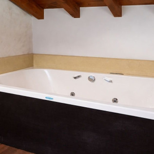 Escapada con Desayuno y Habitación con Jacuzzi Privado en Posada La Fábula (Santillana del Mar, Cantabria)