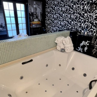 Escapada en Habitación Doble Temática con Jacuzzi Integrado y Desayuno en Posada La Leyenda (Cantabria)