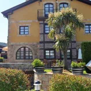 Escapada en Habitación Doble Temática con Jacuzzi Integrado y Desayuno en Posada La Leyenda (Cantabria)