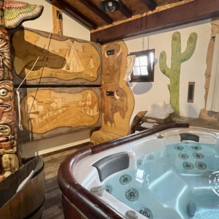 Escapada Lejano Oeste: Escapada con Jacuzzi Privado en Posada La Leyenda (Santillana del Mar, Cantabria)
