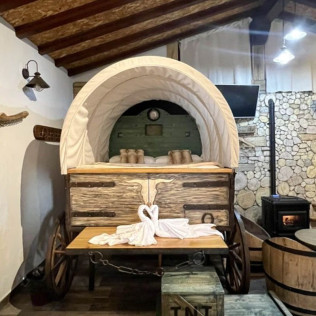 Escapada Lejano Oeste: Escapada con Jacuzzi Privado en Posada La Leyenda (Santillana del Mar, Cantabria)