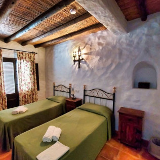Escapada de 2 Noches con Desayuno en La Posada La Plaza (Canillas de Albaida, Málaga)