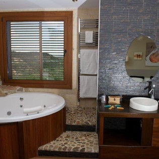 Escapada de 2 Noches en Habitación con Bañera de Hidromasaje y Desayuno en Posada Guadalupe (Monroyo, Teruel)