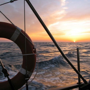 Puesta de Sol en Velero, Aperitivo y Cava (Tarragona)