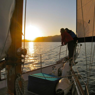 Puesta de Sol en Velero, Aperitivo y Cava (Tarragona)
