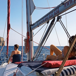 Puesta de Sol en Velero Privado con Copa de Cava y Fruta para dos (Puerto de Andratx, Mallorca)