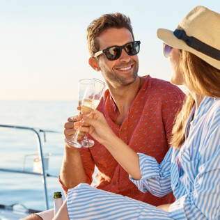 Puesta de Sol Romántica en Velero Privado y Cena para dos (Barcelona)
