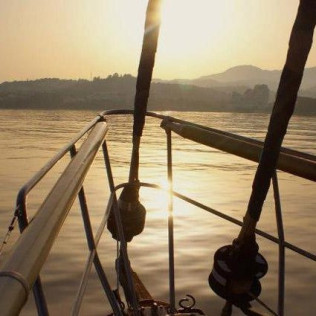 Puesta de Sol, Cena Romántica y Noche en Velero para dos (Málaga)