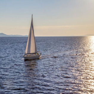 Puesta de Sol y Noche Romántica en Velero para dos (A Coruña)