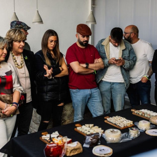 Cheesexperience: Visita Guiada, Cata de AOVE y Maridaje de Quesos en Almazara O-Med (Granada)
