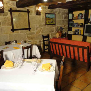 Escapada con Desayuno en Casa Rural Rectoral de Candás (Rairiz de Veiga, Ourense)