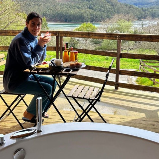 Escapada con Desayuno, Jacuzzi y Detalle de Bienvenida en Cabañas O Recuncho do Sor (O Barqueiro, A Coruña)