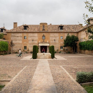 Mesa para dos: Comida o Cena para dos personas en Parador de Almagro (Ciudad Real)
