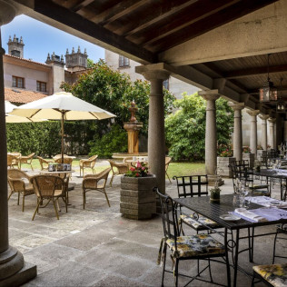 Mesa para dos: Comida o Cena para dos personas en Parador de Cambados (Pontevedra)