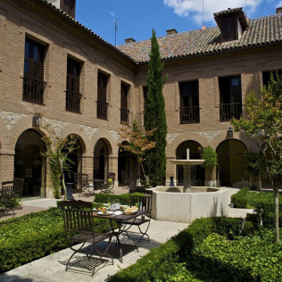 Mesa para dos: Comida o Cena para dos personas en Parador de Chinchón (Madrid)