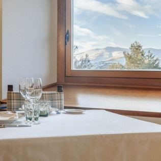 Mesa para dos: Comida o Cena para dos personas en Parador de Gredos (Ávila)