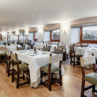 Mesa para dos: Comida o Cena para dos personas en Parador de Gredos (Ávila)