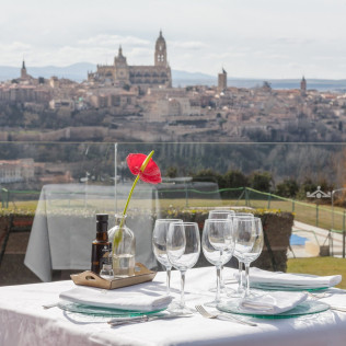Mesa para dos: Comida o Cena para dos personas en Parador de Segovia 4* (Segovia)