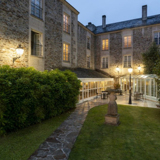 Mesa para dos: Comida o Cena para dos personas en Parador de Vilalba (Lugo)