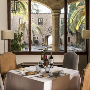 Mesa para dos: Comida o Cena para dos personas en Parador de Jarandilla de la Vera (Cáceres)