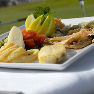 Mesa para dos: Comida o Cena para dos personas en Parador de Málaga Golf (Málaga)