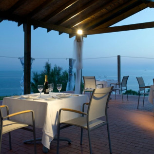 Mesa para dos: Comida o Cena para dos personas en Parador de Mazagón (Huelva)