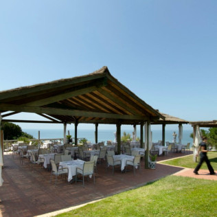 Mesa para dos: Comida o Cena para dos personas en Parador de Mazagón (Huelva)
