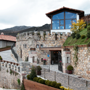 Menú Puebloastur: Comida o Cena para dos en Restaurante PuebloAstur Eco-Resort, Hotel & Wellness 5* (Parres, Asturias)