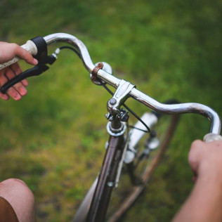 Ruta en Bicicleta y Visita Completa a Bodega con Degustación y Cata de Vinos en Bodega Miquel J. Jané (Barcelona)