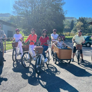 Experiencia Exclusiva Aladinia: Ruta Inclusiva en Bicicleta Eléctrica con Picnic y Comida (Candás, Asturias)