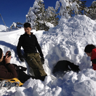 Ruta en Raquetas de Nieve, Construcción de Iglús y Paseo en Trineo (Madrid)