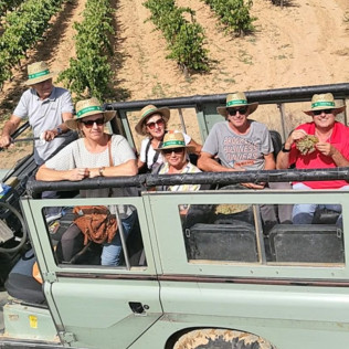 Ruta en Land Rover por las Viñas con Cata de Vino y Aperitivo en Caves Cuscó Berga (Les Gunyoles, Barcelona)