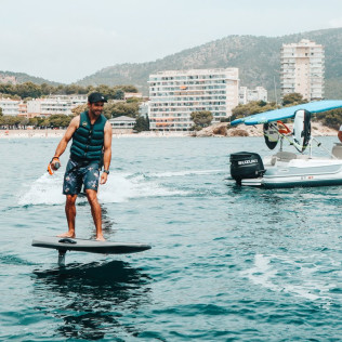 Salida en Barco con Bebidas y Opción a Tabla de Foil (Barcelona)
