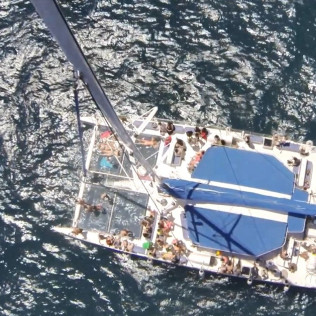 Salida Diurna en Catamarán con Música y Bebida (Barcelona)