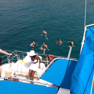 Salida Diurna en Catamarán con Música y Bebida (Barcelona)