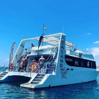 The Absolute Tour: Salida en Catamarán con Snorkel, Comida, Bebidas y Música (Fuerteventura)