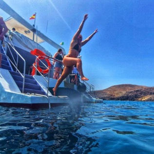 The Absolute Tour: Salida en Catamarán con Snorkel, Comida, Bebidas y Música (Fuerteventura)