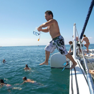 Salida en Catamarán con Barbacoa y Bebidas (Tarragona)