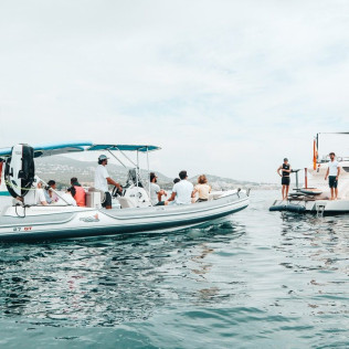 Salida en Barco con Bebidas y Opción a Tabla de Foil (Barcelona)