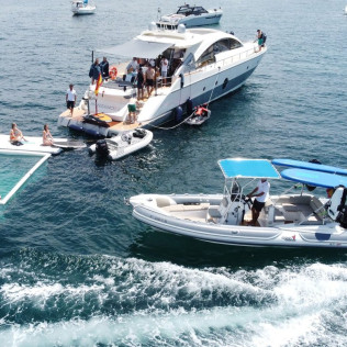 Salida en Barco con Bebidas y Opción a Tabla de Foil (Barcelona)
