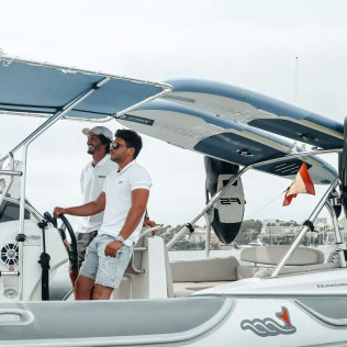 Salida en Barco con Bebidas y Opción a Tabla de Foil (Barcelona)
