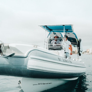Salida en Barco con Bebidas y Opción a Tabla de Foil (Barcelona)