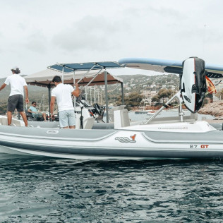 Salida en Barco con Bebidas y Opción a Tabla de Foil (Barcelona)