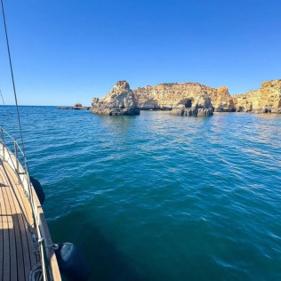 Salida Privada en Velero con Brunch o Comida en Bahía de João d'Arens (Portimão, Algarve)